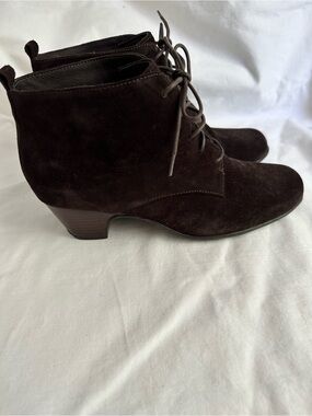 Clarks Artisan Ankle Bootie 8.5 Dark Brown Suede Lace Up Cottagecore Prairiecore